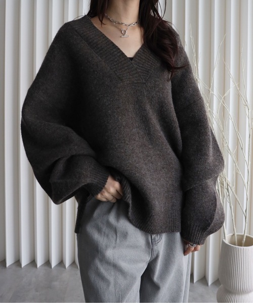 YENNA（イェンナ）の「【ふんわりもっちりボリュームニット】/ディープVネックニット / オーバー サイズニット（ニット/セーター・レディース・アイボリー/チャコールグレー/ブラウン/ベージュ/ブラック/ホワイト・FREE）」の12枚目の写真