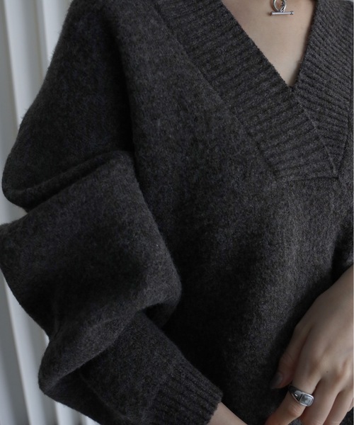 YENNA（イェンナ）の「【ふんわりもっちりボリュームニット】/ディープVネックニット / オーバー サイズニット（ニット/セーター・レディース・アイボリー/チャコールグレー/ブラウン/ベージュ/ブラック/ホワイト・FREE）」の16枚目の写真