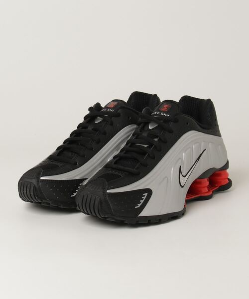 NIKE(ナイキ)の「WMNS SHOX R4(スニーカー・レディース・ブラック系その他・25.0cm/24.5cm/24.0cm/23.5cm/23.0cm/25.5cm/26.0cm)」の1枚目の写真