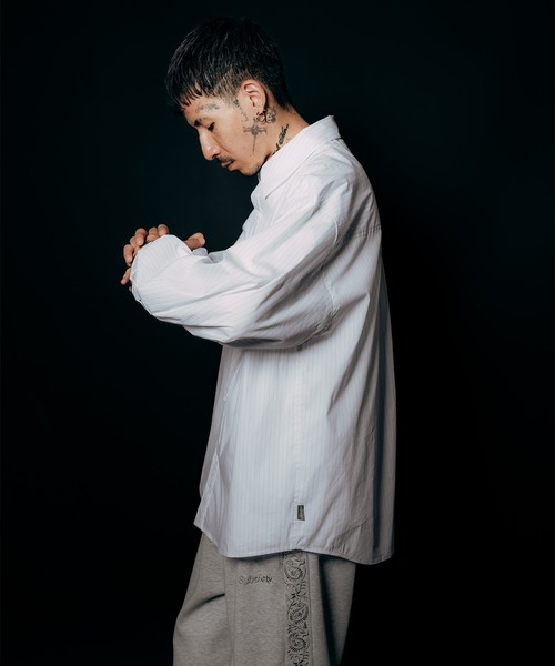 Subciety（サブサエティ）の「Essential stripe shirt（シャツ/ブラウス・メンズ・ホワイト/ブラック/ブルー・SMALL/MEDIUM/LARGE/X-LARGE）」の12枚目の写真