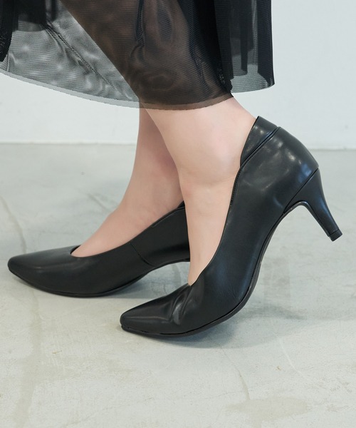 carino(カリーノ)の「【レイン対応】ポインテッドトゥ パッド付きヒールパンプス(パンプス・レディース・ベージュ/ブラック・24cm/23.5cm/23cm/22.5cm/24.5cm)」の1枚目の写真