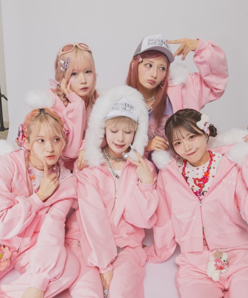 INTER FACTORY（インターファクトリー）の「MUELLIE MEW  - プリントジップフーディー -（パーカー・レディース・グレー/ピンク・X-SMALL/MEDIUM）」の14枚目の写真