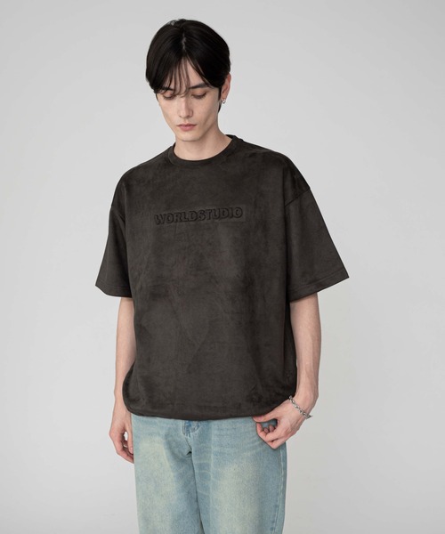 BROWNY(ブラウニー)の「BROWNY/フェイクスウェードエンボスロゴT(Tシャツ/カットソー・メンズ・チャコールグレー/アイボリー・LARGE/MEDIUM)」の1枚目の写真