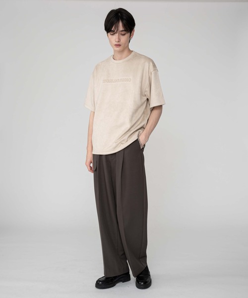 BROWNY(ブラウニー)の「BROWNY/フェイクスウェードエンボスロゴT(Tシャツ/カットソー・メンズ・チャコールグレー/アイボリー・LARGE/MEDIUM)」の3枚目の写真