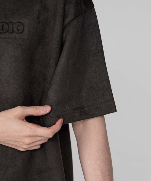 BROWNY(ブラウニー)の「BROWNY/フェイクスウェードエンボスロゴT(Tシャツ/カットソー・メンズ・チャコールグレー/アイボリー・LARGE/MEDIUM)」の6枚目の写真