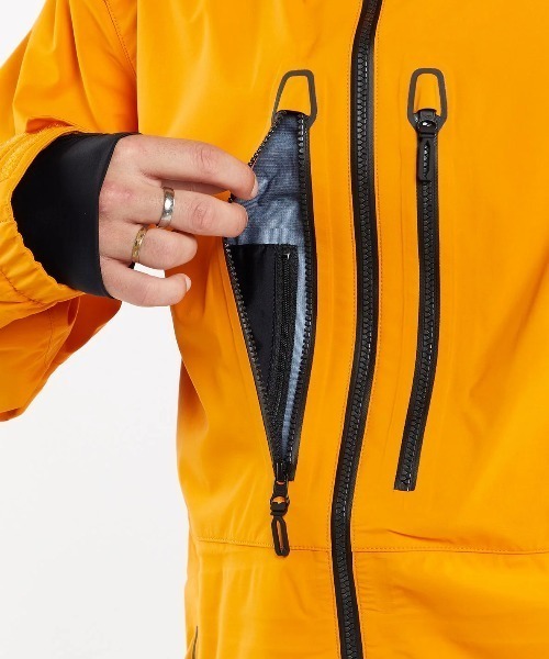 VOLCOM（ボルコム）の「【VOLCOM/ボルコム】 Mens Guide Gore-Tex Jacket /アイコンワンポイントゴアテックススキースノーボードジャケット（その他アウター・メンズ・ブラック/ゴールド/アーミー・XX-LARGE/X-SMALL）」の7枚目の写真