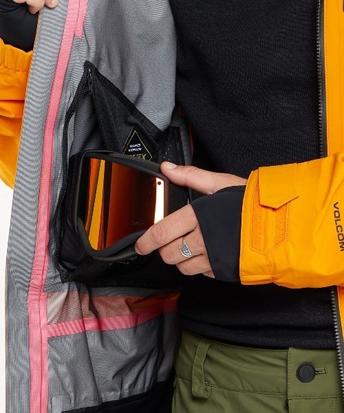 VOLCOM（ボルコム）の「【VOLCOM/ボルコム】 Mens Guide Gore-Tex Jacket /アイコンワンポイントゴアテックススキースノーボードジャケット（その他アウター・メンズ・ブラック/ゴールド/アーミー・XX-LARGE/X-SMALL）」の8枚目の写真