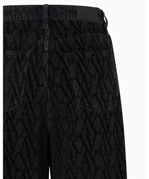 ARMANI EXCHANGE(アルマーニエクスチェンジ)の「【A|X アルマーニ エクスチェンジ】オールオーバージャカードロゴ デニムパンツ_J38 RELAXED(デニムパンツ・レディース・ブラック・24inch/25inch/26inch/28inch/29inch/27inch)」の2枚目の写真
