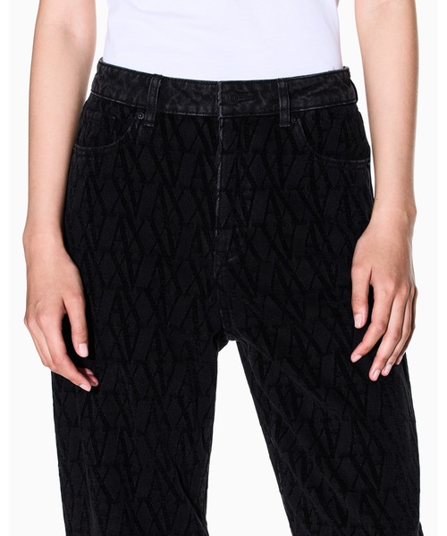ARMANI EXCHANGE(アルマーニエクスチェンジ)の「【A|X アルマーニ エクスチェンジ】オールオーバージャカードロゴ デニムパンツ_J38 RELAXED(デニムパンツ・レディース・ブラック・24inch/25inch/26inch/28inch/29inch/27inch)」の6枚目の写真