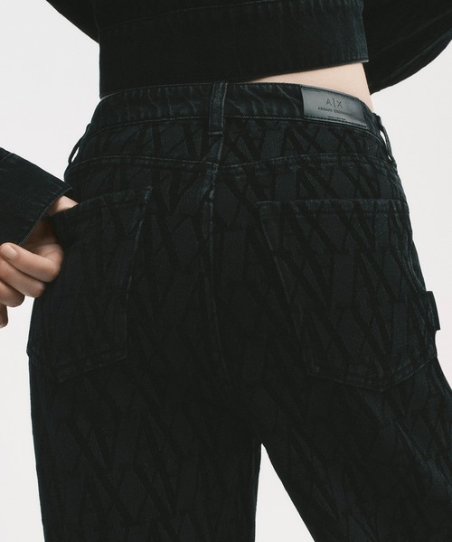 ARMANI EXCHANGE(アルマーニエクスチェンジ)の「【A|X アルマーニ エクスチェンジ】オールオーバージャカードロゴ デニムパンツ_J38 RELAXED(デニムパンツ・レディース・ブラック・24inch/25inch/26inch/28inch/29inch/27inch)」の3枚目の写真