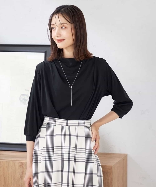 a.v.v(アーヴェヴェ)の「ドレープネックトップス(Tシャツ/カットソー・レディース・ボルドー/ブラック・38)」の2枚目の写真