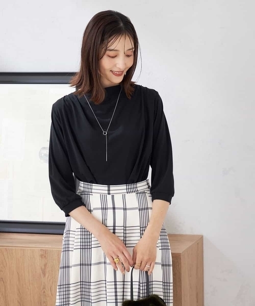 a.v.v(アーヴェヴェ)の「ドレープネックトップス(Tシャツ/カットソー・レディース・ボルドー/ブラック・38)」の12枚目の写真