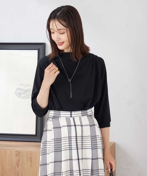 a.v.v(アーヴェヴェ)の「ドレープネックトップス(Tシャツ/カットソー・レディース・ボルドー/ブラック・38)」の13枚目の写真