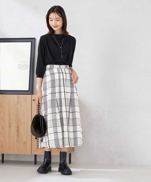a.v.v(アーヴェヴェ)の「ドレープネックトップス(Tシャツ/カットソー・レディース・ボルドー/ブラック・38)」の14枚目の写真