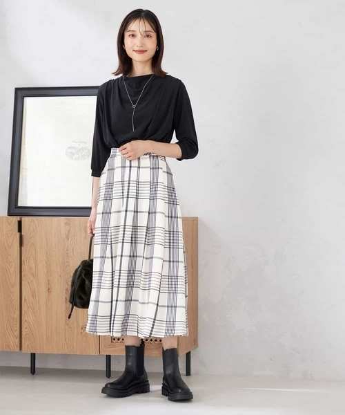 a.v.v(アーヴェヴェ)の「ドレープネックトップス(Tシャツ/カットソー・レディース・ボルドー/ブラック・38)」の15枚目の写真