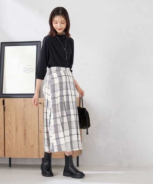 a.v.v(アーヴェヴェ)の「ドレープネックトップス(Tシャツ/カットソー・レディース・ボルドー/ブラック・38)」の17枚目の写真
