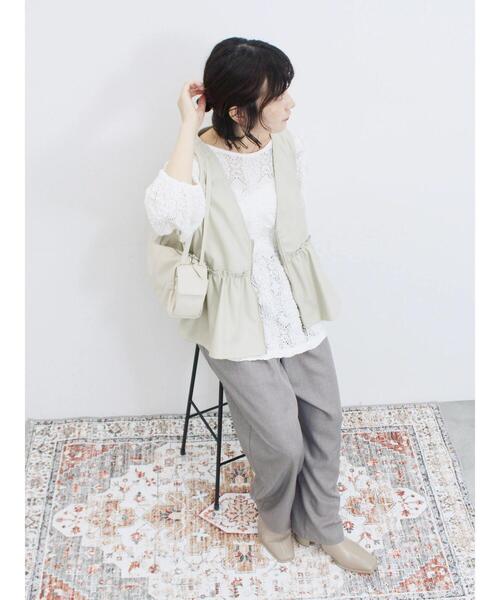 Samansa Mos2 blue(サマンサモスモスブルー)の「フェイクレザーペプラムベスト(ベスト・レディース・ライトベージュ/ブラック・F)」の12枚目の写真