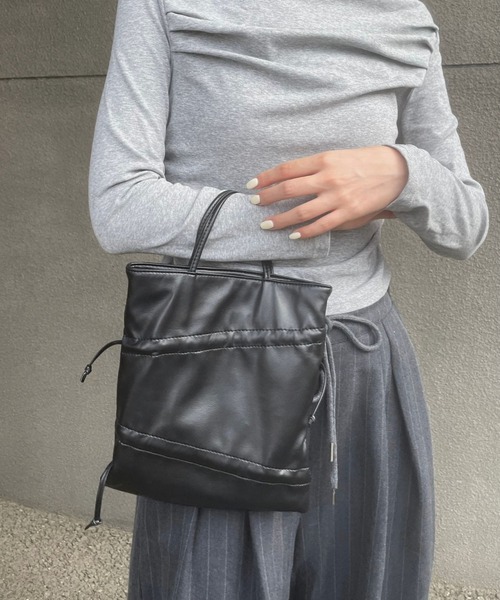 EFOLE（エフォル）の「【ZOZO限定】Shirring mini tote bag/シャーリングミニトートバッグ（トートバッグ・レディース・ブラック/オフホワイト・FREE）」の2枚目の写真