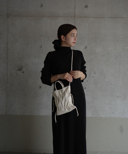 EFOLE（エフォル）の「【ZOZO限定】Shirring mini tote bag/シャーリングミニトートバッグ（トートバッグ・レディース・ブラック/オフホワイト・FREE）」の3枚目の写真