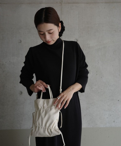 EFOLE（エフォル）の「【ZOZO限定】Shirring mini tote bag/シャーリングミニトートバッグ（トートバッグ・レディース・ブラック/オフホワイト・FREE）」の5枚目の写真