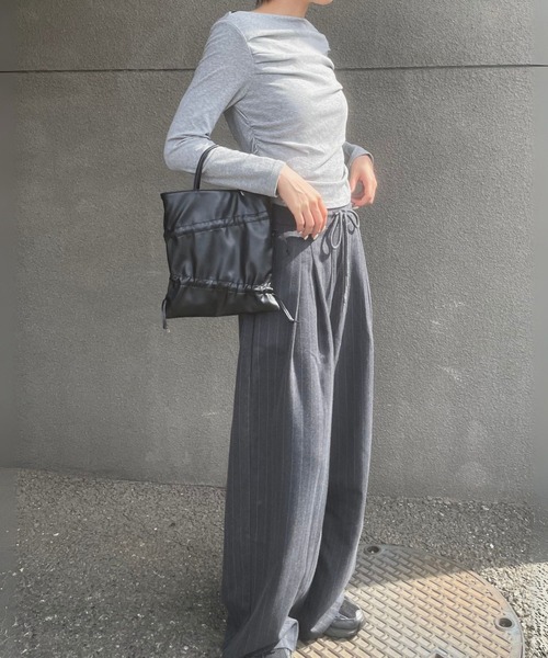 EFOLE（エフォル）の「【ZOZO限定】Shirring mini tote bag/シャーリングミニトートバッグ（トートバッグ・レディース・ブラック/オフホワイト・FREE）」の7枚目の写真