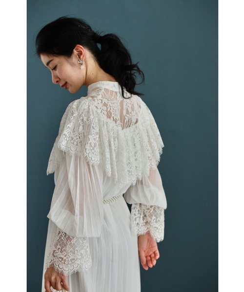 ぐるり囲むレースのビジュープリーツロングワンピース（パールベルト