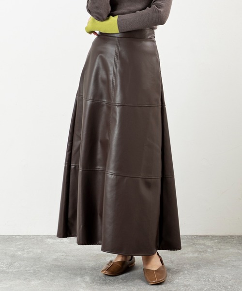 MILLION CARATS（ミリオンカラッツ）の「【美シルエットで体型カバー】上品なのにこなれるフェイクレザーフレアスカート大人カジュアルを格上げするレザー見え質感が、シンプルなのに抜群の存在感。後ろゴム仕様で快適さもあり、デートから休日までシーンレスに活躍する一枚。（スカート・レディース・ブラック/グレー/ブラウン・FREE）」の3枚目の写真