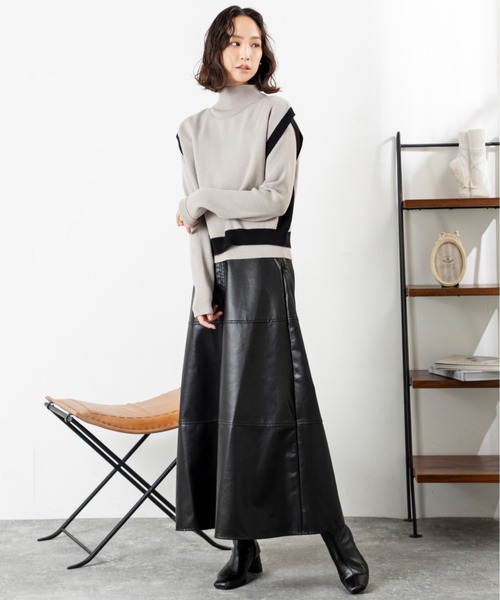 MILLION CARATS（ミリオンカラッツ）の「【美シルエットで体型カバー】上品なのにこなれるフェイクレザーフレアスカート大人カジュアルを格上げするレザー見え質感が、シンプルなのに抜群の存在感。後ろゴム仕様で快適さもあり、デートから休日までシーンレスに活躍する一枚。（スカート・レディース・ブラック/グレー/ブラウン・FREE）」の2枚目の写真