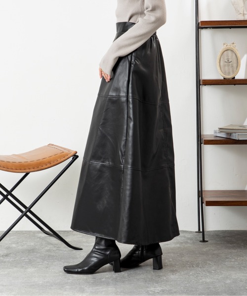 MILLION CARATS（ミリオンカラッツ）の「【美シルエットで体型カバー】上品なのにこなれるフェイクレザーフレアスカート大人カジュアルを格上げするレザー見え質感が、シンプルなのに抜群の存在感。後ろゴム仕様で快適さもあり、デートから休日までシーンレスに活躍する一枚。（スカート・レディース・ブラック/グレー/ブラウン・FREE）」の22枚目の写真