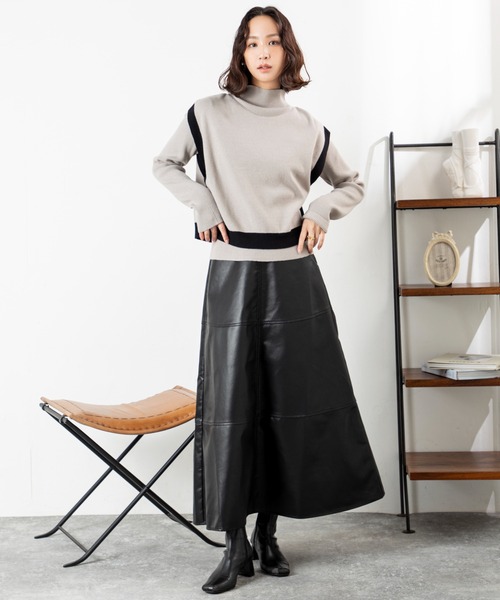 MILLION CARATS（ミリオンカラッツ）の「【美シルエットで体型カバー】上品なのにこなれるフェイクレザーフレアスカート大人カジュアルを格上げするレザー見え質感が、シンプルなのに抜群の存在感。後ろゴム仕様で快適さもあり、デートから休日までシーンレスに活躍する一枚。（スカート・レディース・ブラック/グレー/ブラウン・FREE）」の17枚目の写真