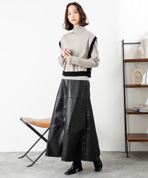 MILLION CARATS（ミリオンカラッツ）の「【美シルエットで体型カバー】上品なのにこなれるフェイクレザーフレアスカート大人カジュアルを格上げするレザー見え質感が、シンプルなのに抜群の存在感。後ろゴム仕様で快適さもあり、デートから休日までシーンレスに活躍する一枚。（スカート・レディース・ブラック/グレー/ブラウン・FREE）」の18枚目の写真
