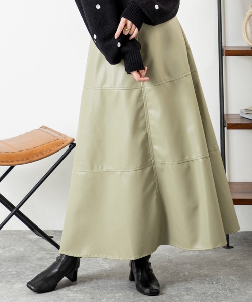 MILLION CARATS（ミリオンカラッツ）の「【美シルエットで体型カバー】上品なのにこなれるフェイクレザーフレアスカート大人カジュアルを格上げするレザー見え質感が、シンプルなのに抜群の存在感。後ろゴム仕様で快適さもあり、デートから休日までシーンレスに活躍する一枚。（スカート・レディース・ブラック/グレー/ブラウン・FREE）」の19枚目の写真