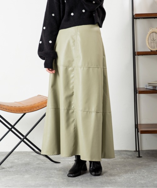 MILLION CARATS（ミリオンカラッツ）の「【美シルエットで体型カバー】上品なのにこなれるフェイクレザーフレアスカート大人カジュアルを格上げするレザー見え質感が、シンプルなのに抜群の存在感。後ろゴム仕様で快適さもあり、デートから休日までシーンレスに活躍する一枚。（スカート・レディース・ブラック/グレー/ブラウン・FREE）」の20枚目の写真