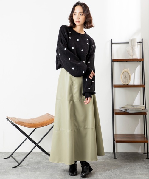 MILLION CARATS（ミリオンカラッツ）の「【美シルエットで体型カバー】上品なのにこなれるフェイクレザーフレアスカート大人カジュアルを格上げするレザー見え質感が、シンプルなのに抜群の存在感。後ろゴム仕様で快適さもあり、デートから休日までシーンレスに活躍する一枚。（スカート・レディース・ブラック/グレー/ブラウン・FREE）」の21枚目の写真