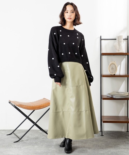 MILLION CARATS（ミリオンカラッツ）の「【美シルエットで体型カバー】上品なのにこなれるフェイクレザーフレアスカート大人カジュアルを格上げするレザー見え質感が、シンプルなのに抜群の存在感。後ろゴム仕様で快適さもあり、デートから休日までシーンレスに活躍する一枚。（スカート・レディース・ブラック/グレー/ブラウン・FREE）」の11枚目の写真