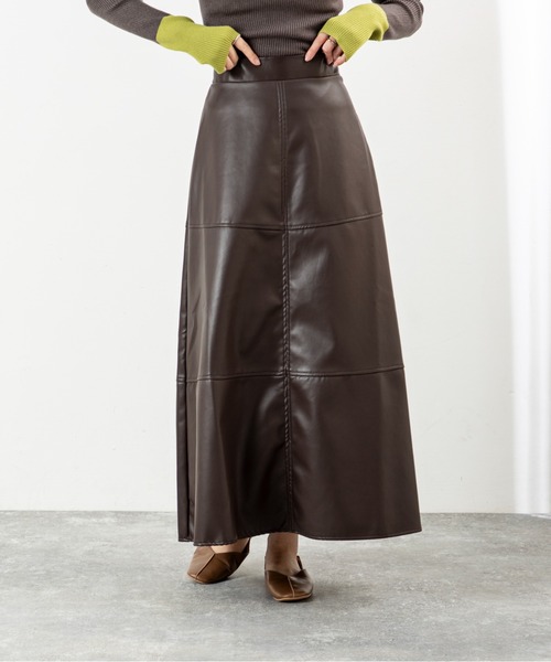 MILLION CARATS（ミリオンカラッツ）の「【美シルエットで体型カバー】上品なのにこなれるフェイクレザーフレアスカート大人カジュアルを格上げするレザー見え質感が、シンプルなのに抜群の存在感。後ろゴム仕様で快適さもあり、デートから休日までシーンレスに活躍する一枚。（スカート・レディース・ブラック/グレー/ブラウン・FREE）」の12枚目の写真