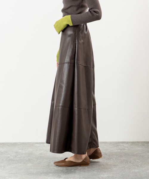 MILLION CARATS（ミリオンカラッツ）の「【美シルエットで体型カバー】上品なのにこなれるフェイクレザーフレアスカート大人カジュアルを格上げするレザー見え質感が、シンプルなのに抜群の存在感。後ろゴム仕様で快適さもあり、デートから休日までシーンレスに活躍する一枚。（スカート・レディース・ブラック/グレー/ブラウン・FREE）」の13枚目の写真