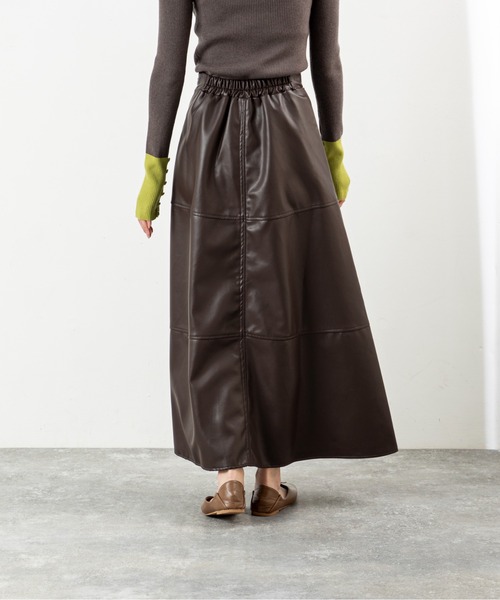 MILLION CARATS（ミリオンカラッツ）の「【美シルエットで体型カバー】上品なのにこなれるフェイクレザーフレアスカート大人カジュアルを格上げするレザー見え質感が、シンプルなのに抜群の存在感。後ろゴム仕様で快適さもあり、デートから休日までシーンレスに活躍する一枚。（スカート・レディース・ブラック/グレー/ブラウン・FREE）」の14枚目の写真