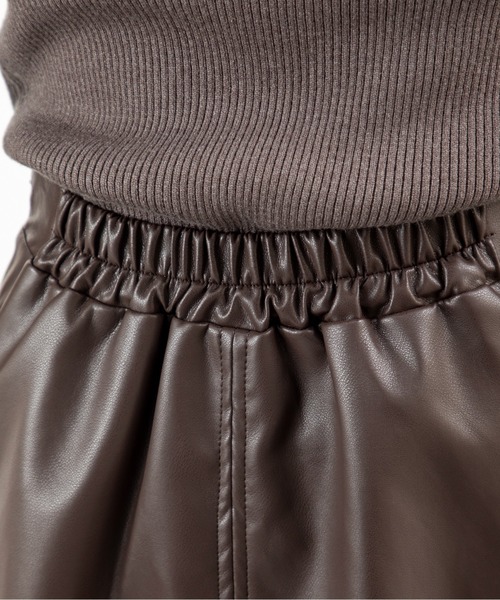 MILLION CARATS（ミリオンカラッツ）の「【美シルエットで体型カバー】上品なのにこなれるフェイクレザーフレアスカート大人カジュアルを格上げするレザー見え質感が、シンプルなのに抜群の存在感。後ろゴム仕様で快適さもあり、デートから休日までシーンレスに活躍する一枚。（スカート・レディース・ブラック/グレー/ブラウン・FREE）」の4枚目の写真