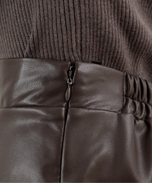 MILLION CARATS（ミリオンカラッツ）の「【美シルエットで体型カバー】上品なのにこなれるフェイクレザーフレアスカート大人カジュアルを格上げするレザー見え質感が、シンプルなのに抜群の存在感。後ろゴム仕様で快適さもあり、デートから休日までシーンレスに活躍する一枚。（スカート・レディース・ブラック/グレー/ブラウン・FREE）」の5枚目の写真