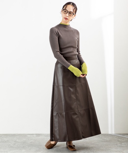 MILLION CARATS（ミリオンカラッツ）の「【美シルエットで体型カバー】上品なのにこなれるフェイクレザーフレアスカート大人カジュアルを格上げするレザー見え質感が、シンプルなのに抜群の存在感。後ろゴム仕様で快適さもあり、デートから休日までシーンレスに活躍する一枚。（スカート・レディース・ブラック/グレー/ブラウン・FREE）」の7枚目の写真