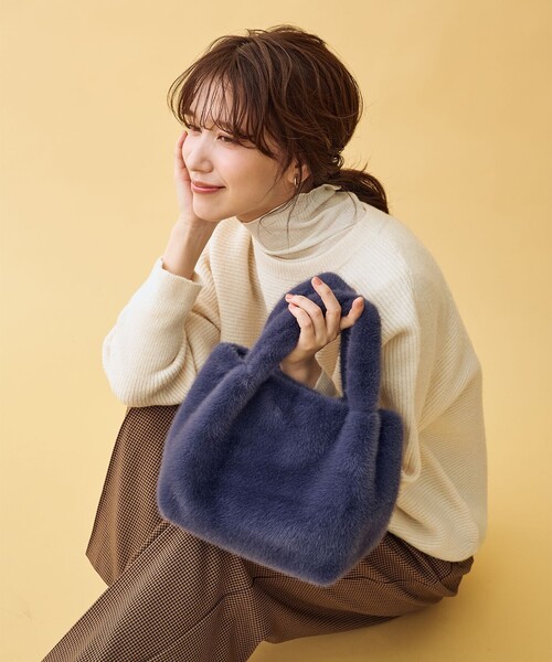 ANY（エニィ）の「カラーファーバッグ（ショルダーバッグ・レディース・レッド系/ライトグレー系/オレンジ系/ベージュ系/ダークブラウン系/ダルブルー系・F）」の4枚目の写真