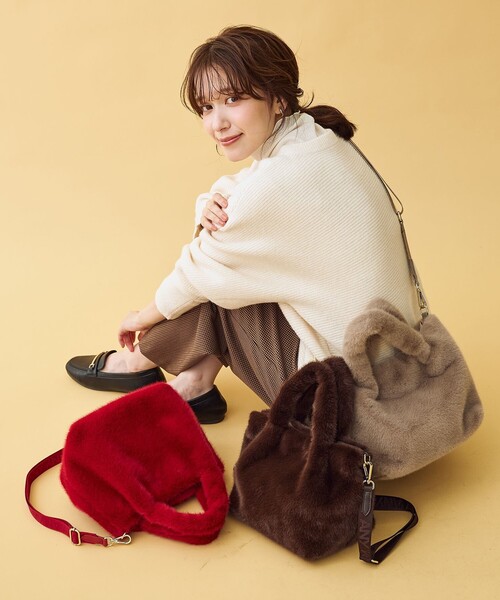 ANY（エニィ）の「カラーファーバッグ（ショルダーバッグ・レディース・レッド系/ライトグレー系/オレンジ系/ベージュ系/ダークブラウン系/ダルブルー系・F）」の8枚目の写真