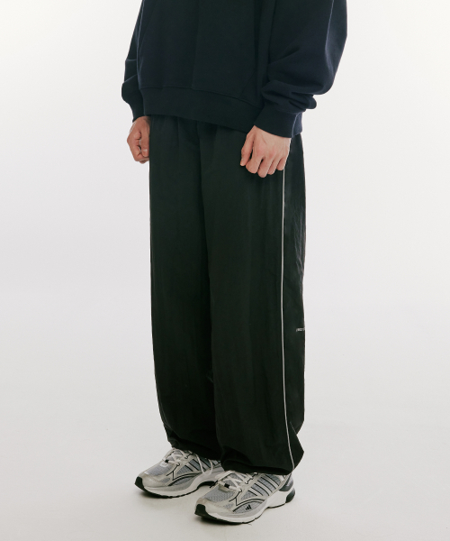 1993STUDIO(1993スタジオ)の「ベーシックナイロンパイピングパンツ_ブラック(スウェットパンツ・メンズ・その他・SMALL/MEDIUM/LARGE)」の1枚目の写真