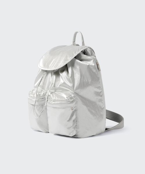 MUSINSA STANDARD WOMAN（ムシンサスタンダードウーマン）の「ウィメンズシャイニーフラップミニバックパック[シルバー]（バックパック/リュック・レディース・その他・FREE）」の2枚目の写真