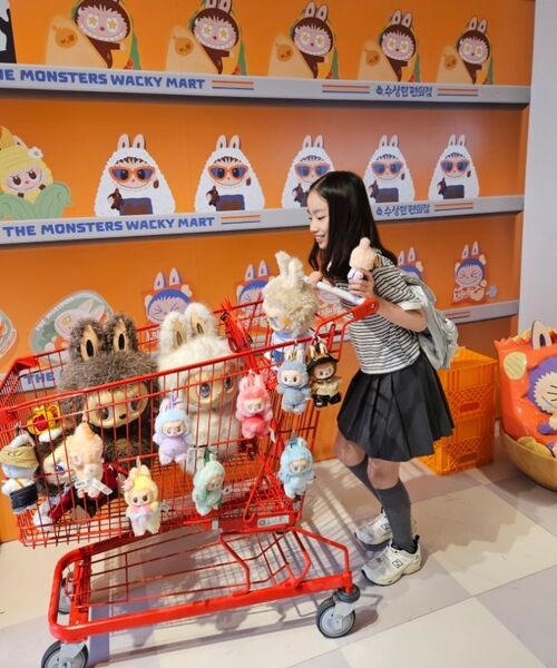 MUSINSA STANDARD WOMAN（ムシンサスタンダードウーマン）の「ウィメンズシャイニーフラップミニバックパック[シルバー]（バックパック/リュック・レディース・その他・FREE）」の12枚目の写真