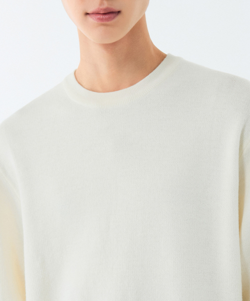 MUSINSA STANDARD（ムシンサスタンダード）の「ミニマルクルーネックニット[クリーム]（ニット/セーター・メンズ・その他・SMALL/MEDIUM/LARGE/X-LARGE/XX-LARGE）」の4枚目の写真