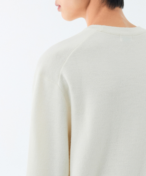 MUSINSA STANDARD（ムシンサスタンダード）の「ミニマルクルーネックニット[クリーム]（ニット/セーター・メンズ・その他・SMALL/MEDIUM/LARGE/X-LARGE/XX-LARGE）」の5枚目の写真