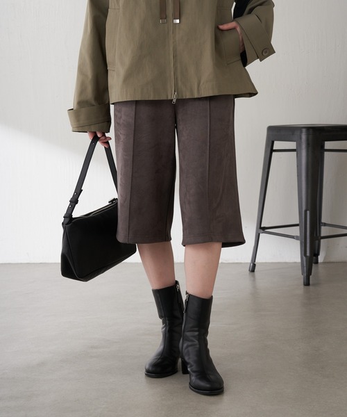 COLLAGE GALLARDAGALANTE(コラージュガリャルダガランテ)の「Q.anos/スエードハーフパンツ(その他パンツ・レディース・チャコールグレー/キャメル・FREE)」の2枚目の写真