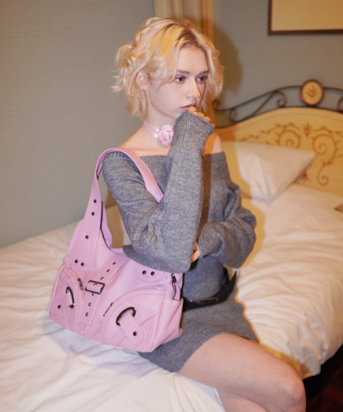 IMARI（イマリ）の「【 IMARI / イマリ 】 2way センターベルト エンボス ショルダーバッグ #（ショルダーバッグ・レディース・ホワイト/ピンク/ブラック・FREE）」の6枚目の写真